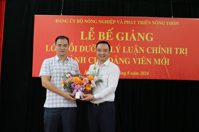 Đồng ch&iacute; Phan Văn Tiệp &ndash; Lớp trưởng thay mặt học vi&ecirc;n tặng hoa Ban Thường vụ Đảng uỷ Bộ, Trường C&aacute;n bộ Quản l&yacute; N&ocirc;ng nghiệp v&agrave; PTNT, Ban Tuy&ecirc;n gi&aacute;o ĐUB. &nbsp;