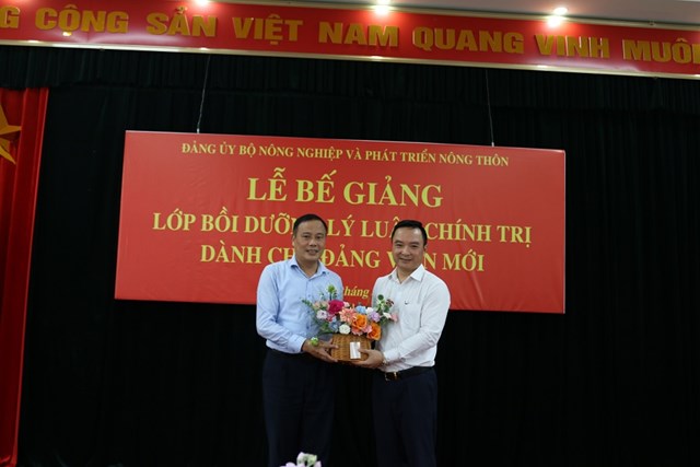 Đảng uỷ Bộ NN&amp;PTNT: Tổng kết lớp Bồi dưỡng l&#253; luận ch&#237;nh trị d&#224;nh cho đảng vi&#234;n mới năm 2024 - Ảnh 8