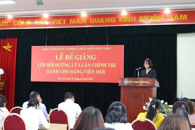 Đồng ch&iacute; Nguyễn Thị Hải Yến &ndash; Ph&oacute; Trưởng ban Tuyến gi&aacute;o Đảng ủy Bộ, b&aacute;o c&aacute;o về kết quả trong qu&aacute; tr&igrave;nh học tập của lớp. &nbsp;