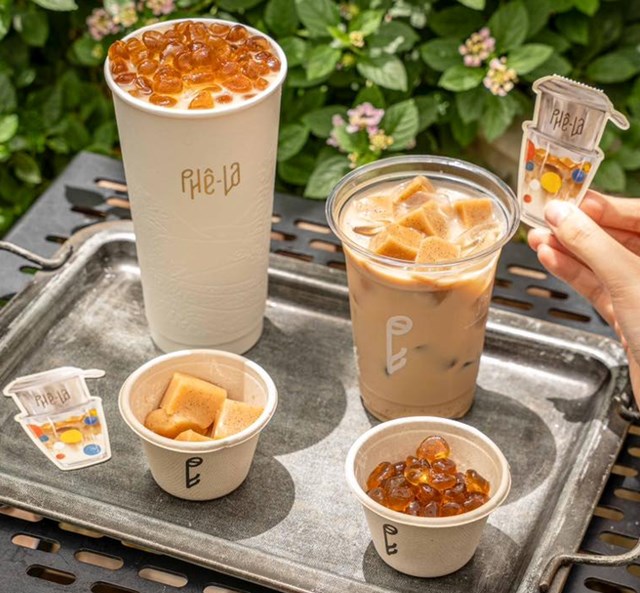 Phê Xỉu Vani pha phin từ Arabica Lạc Dương và Robusta Lâm Hà, cho vị cà phê đậm đà, mượt mà nhưng vẫn dễ uống.
