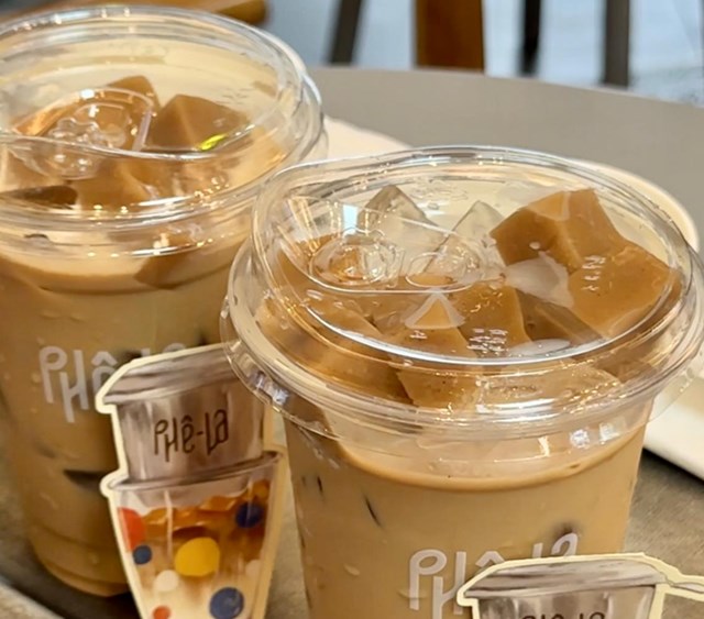 Thạch Xỉu Vani mềm mượt, vị nhẹ, không quá ngọt, hòa quyện cà phê tạo cảm giác dễ chịu, hợp với người không thích vị đậm.