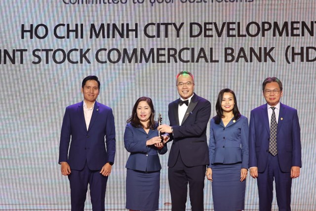 HDBank l&agrave; ng&acirc;n h&agrave;ng duy nhất 6 lần li&ecirc;n tiếp nhận giải &ldquo;Nơi l&agrave;m việc tốt nhất Ch&acirc;u &Aacute; - Best companies to work for in Asia&rdquo; v&agrave; l&agrave; đơn vị duy nhất được vinh danh &ldquo;Doanh nghiệp ti&ecirc;n phong chuyển đổi số&rdquo;. &nbsp;