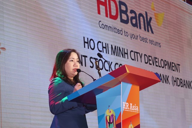 Chị Nguyễn Thị Thanh Thủy &ndash; Ph&oacute; gi&aacute;m đốc Khối Nh&acirc;n sự HDBank chia sẻ: &ldquo;Ch&uacute;ng t&ocirc;i đ&atilde; v&agrave; đang nỗ lực x&acirc;y dựng chiến lược con người để biến ng&ocirc;i nh&agrave; HDBank l&agrave; ng&ocirc;i nh&agrave; hạnh ph&uacute;c nhất - nơi m&agrave; c&aacute;c CBNV ngo&agrave;i c&ocirc;ng việc hằng ng&agrave;y c&ograve;n c&oacute; thể cảm nhận được niềm vui v&agrave; gi&aacute; trị của cuộc sống m&agrave; Ng&acirc;n h&agrave;ng mang đến cho họ&rdquo;. &nbsp;