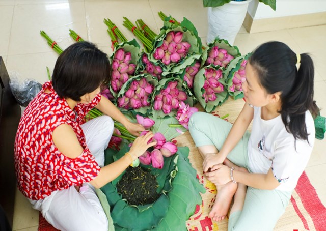 Người ướp trà không đơn thuần là thợ thủ công, mà là nghệ sĩ dệt nên câu chuyện bằng hương. Ảnh minh họa