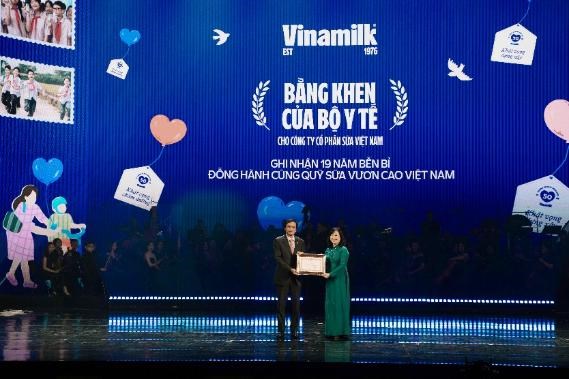 &Ocirc;ng Nguyễn Hạnh Ph&uacute;c - Chủ tịch Hội đồng Quản trị Vinamilk - đ&oacute;n nhận Bằng khen của Bộ Y tế từ Bộ trưởng Đ&agrave;o Hồng Lan tại chương tr&igrave;nh nghệ thuật đặc biệt "50 năm - Phụng sự kh&aacute;t vọng Việt" (Ảnh: Minh Anh). &nbsp;