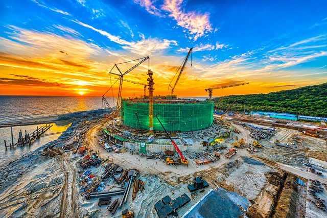 Nh&agrave; biểu diễn đa năng đạt khoảng 97% phần b&ecirc; t&ocirc;ng cốt th&eacute;p v&agrave; đang tăng tốc thi c&ocirc;ng kết cấu th&eacute;p để đồng bộ tiến độ. &nbsp;