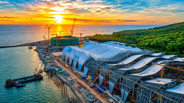 Trung t&acirc;m tổ chức hội nghị APEC đ&atilde; ho&agrave;n th&agrave;nh khoảng 98% phần kết cấu b&ecirc; t&ocirc;ng cốt th&eacute;p, 93% kết cấu th&eacute;p. &nbsp;