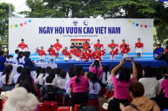 To&agrave;n cảnh Ng&agrave;y hội Vươn cao Việt Nam do Vinamilk v&agrave; Quỹ sữa Vươn cao Việt Nam tổ chức tại Hiệp Thạnh, L&acirc;m Đồng h&ocirc;m 2/8 (Ảnh: Hải An). &nbsp;