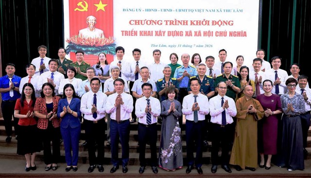 Đại biểu chụp ảnh lưu niệm