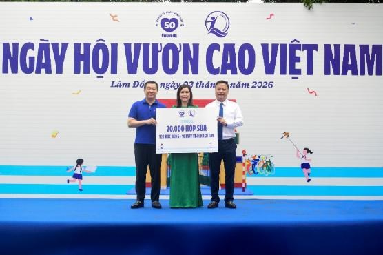 Đại diện Quỹ sữa Vươn cao Việt Nam, &ocirc;ng Đỗ Thanh Tuấn - Gi&aacute;m đốc Đối ngoại Vinamilk (b&ecirc;n tr&aacute;i) v&agrave; &ocirc;ng Đinh Tiến Hải - Gi&aacute;m đốc Quỹ Bảo trợ Trẻ em Việt Nam - trao bảng tượng trưng c&aacute;c phần qu&agrave; thiết thực cho đại diện Trường Tiểu học An Hiệp, x&atilde; Hiệp Thạnh (Ảnh: Hải An). &nbsp;