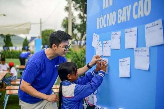 C&aacute;c em học sinh h&agrave;o hứng viết ước mơ, chụp ảnh v&agrave; chờ khoảnh khắc nh&igrave;n thấy m&igrave;nh trong trang phục nghề nghiệp mơ ước (Ảnh: Hải An). &nbsp;