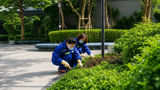 Đằng sau kh&ocirc;ng gian sống xanh của cư d&acirc;n l&agrave; c&ocirc;ng việc &acirc;m thầm nhưng bền bỉ của đội ngũ vận h&agrave;nh &nbsp;
