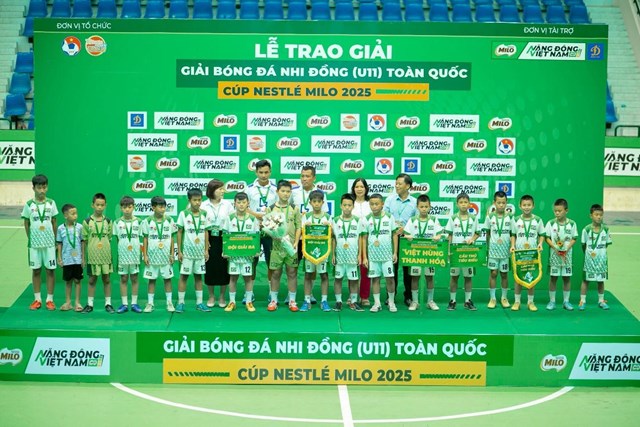 Hai đội U11 Lạng Sơn v&agrave; U11 Việt H&ugrave;ng (Thanh Ho&aacute;) đồng hạng Ba