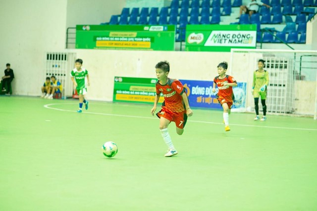 Tiền đạo Quốc Việt (7) của U11 Hưng Y&ecirc;n ghi b&agrave;n thắng duy nhất quyết định kết quả chung cuộc &nbsp;