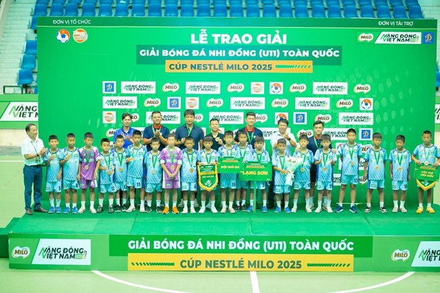 C&aacute;c cầu thủ U11 Lạng Sơn mang lại những pha tranh t&agrave;i m&atilde;n nh&atilde;n người xem &nbsp;