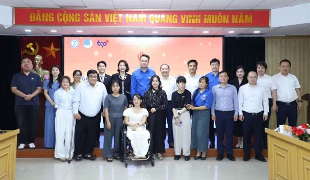 C&aacute;c đại biểu c&ugrave;ng thanh ni&ecirc;n khuyết tật ti&ecirc;u biểu tại chương tr&igrave;nh &nbsp;