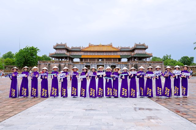 &Aacute;o d&agrave;i t&iacute;m truyền thống nổi bật tại Đại Nội Huế hưởng ứng chiến dịch 2.222 nh&agrave; thuốc Long Ch&acirc;u. &nbsp;