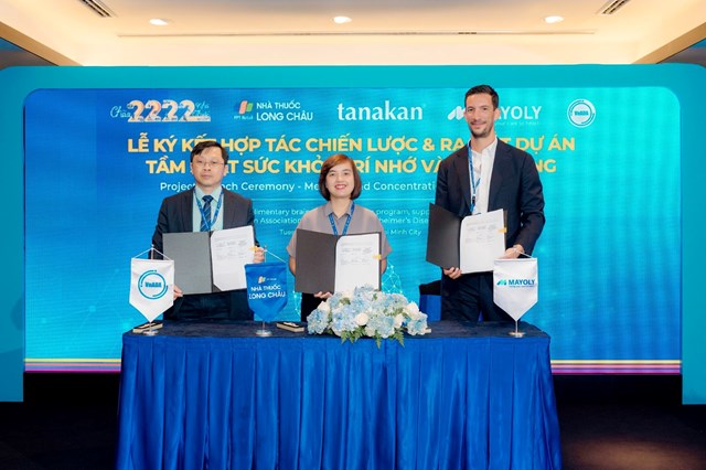 Đại diện hệ thống nh&agrave; thuốc v&agrave; trung t&acirc;m ti&ecirc;m chủng Long Ch&acirc;u, Mayoly v&agrave; Hội Rối loạn thần kinh nhận thức Việt Nam (VnADA) k&yacute; kết hợp t&aacute;c chiến lược, khởi động dự &aacute;n &ldquo;Tầm so&aacute;t sức khỏe tr&iacute; nhớ v&agrave; tập trung&rdquo;. &nbsp;