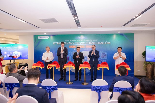 Khoảnh khắc ch&iacute;nh thức c&ocirc;ng bố hệ thống NAEOTOM Alpha &nbsp;