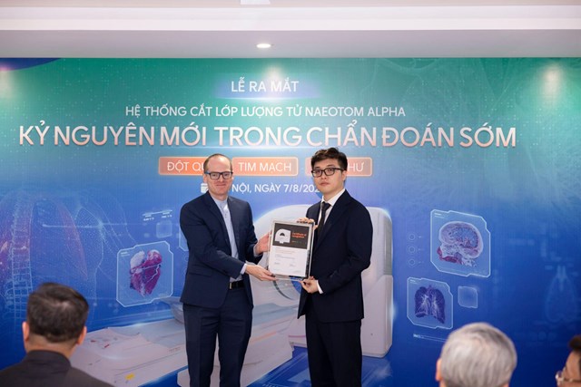 Chứng nhận &ldquo;NAEOTOM Alpha - Hệ thống CT đếm Photon đầu ti&ecirc;n tại miền Bắc&rdquo; do tập đo&agrave;n Siemens Healthineers trao tặng. &nbsp;