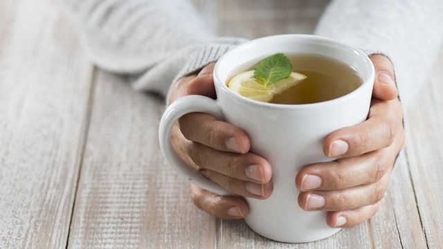 S&#250;c họng bằng tr&#224; xanh c&#243; thực sự ngừa được c&#250;m?&#160;&#160; - Ảnh 1