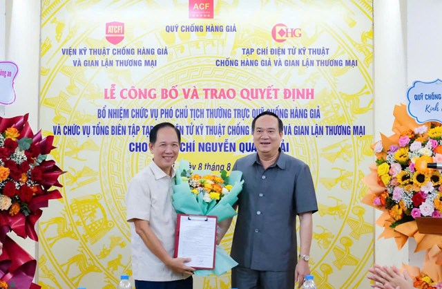 Đồng ch&iacute; Nguyễn Đức Lợi &ndash; Chủ tịch Hội đồng Quản l&yacute; Quỹ Chống h&agrave;ng giả đ&atilde; trao Quyết định bổ nhiệm chức vụ Ph&oacute; Chủ tịch Thường trực Hội đồng Quản l&yacute; Quỹ Chống h&agrave;ng giả cho đồng ch&iacute; Nguyễn Quang Hải.
