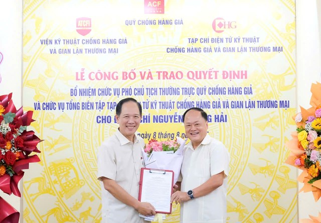 Đồng ch&iacute; Phạm Lộc Ninh &ndash; Viện trưởng Viện Kỹ thuật Chống h&agrave;ng giả v&agrave; Gian lận thương mại đ&atilde; trao Quyết định bổ nhiệm chức vụ Tổng Bi&ecirc;n tập Tạp ch&iacute; điện tử Kỹ thuật Chống h&agrave;ng giả v&agrave; Gian lận thương mại cho đồng ch&iacute; Nguyễn Quang Hải.