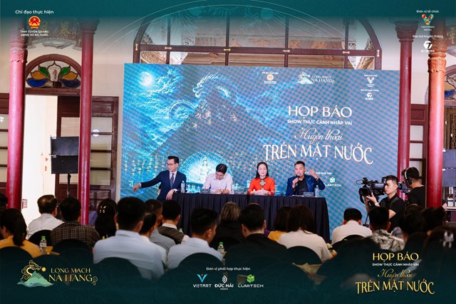 Ban tổ chức th&ocirc;ng tin tại buổi họp b&aacute;o
