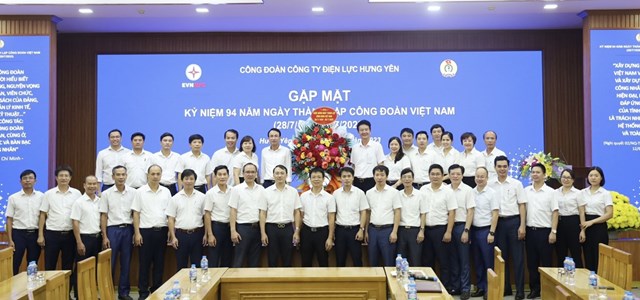 Ban l&atilde;nh đạo C&ocirc;ng ty tặng hoa ch&uacute;c mừng C&ocirc;ng đo&agrave;n C&ocirc;ng ty nh&acirc;n dịp kỷ niệm ng&agrave;y th&agrave;nh lập C&ocirc;ng đo&agrave;n Việt Nam