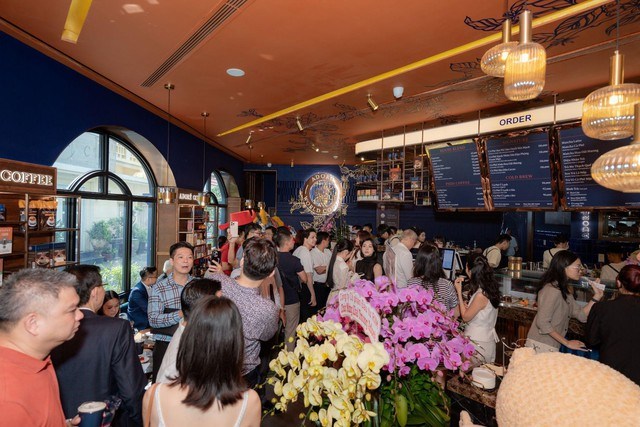 Không khí sôi động trong ngày khai trương Adoré Coffee, điểm hẹn mới cho những tín đồ cà phê hảo hạng giữa lòng Sài Gòn.