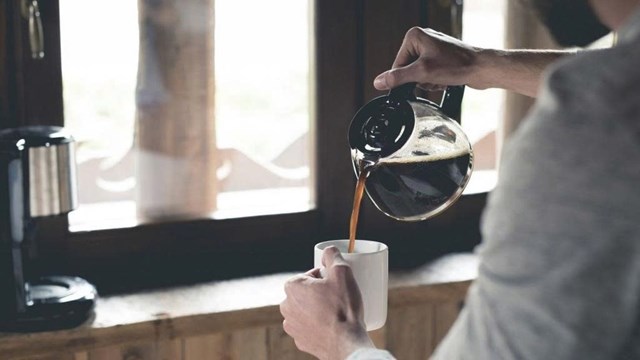 Kh&ocirc;ng n&ecirc;n uống c&agrave; ph&ecirc; v&agrave;o thời điểm cơ thể sản sinh nhiều cortisol đặc biệt l&agrave; thời điểm mới ngủ dậy. Nguồn: Ảnh minh hoạ &nbsp;
