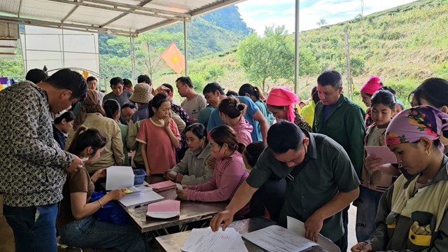 Người dân phấn khởi đến nhà máy nhận tiền thu hoạch chè.