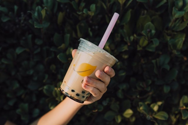 Tr&agrave; sữa đem lại cho giới trẻ niềm y&ecirc;u th&iacute;ch bởi hương vị thơm ngon, dễ uống v&agrave; nhiều loại topping hấp dẫn (Ảnh minh họa)