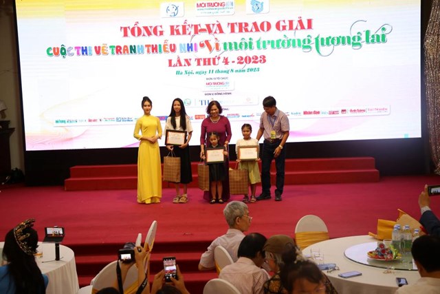 B&agrave; Nguyễn Thị Ngọc Thanh, Đại biểu Quốc hội kh&oacute;a XIII, nguy&ecirc;n Chủ tịch Hội li&ecirc;n hiệp Phụ nữ TP. H&agrave; Nội Chủ tịch Ủy ban H&ograve;a B&igrave;nh H&agrave; Nội v&agrave; Nh&agrave; văn Đặng Vương Hưng,Ph&oacute; Tổng bi&ecirc;n tập Tạp ch&iacute; M&ocirc;i trường v&agrave; Đ&ocirc; thị Việt Nam trao tặng qu&agrave;, chứng nhận cho c&aacute;c t&aacute;c giả đạt giải Nh&igrave;