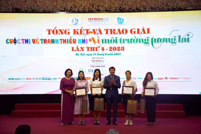 B&agrave; Nguyễn Thị Ngọc Thanh, Đại biểu Quốc hội kh&oacute;a XIII, nguy&ecirc;n Chủ tịch Hội li&ecirc;n hiệp Phụ nữ TP. H&agrave; Nội Chủ tịch Ủy ban H&ograve;a B&igrave;nh H&agrave; Nội v&agrave; TS.LS Đồng Xu&acirc;n Thụ, Tổng bi&ecirc;n tập Tạp ch&iacute; M&ocirc;i trường v&agrave; Đ&ocirc; thị Việt Nam trao chứng nhận cho c&aacute;c tập thể c&oacute; số lượng tranh tham dự nhiều nhất.