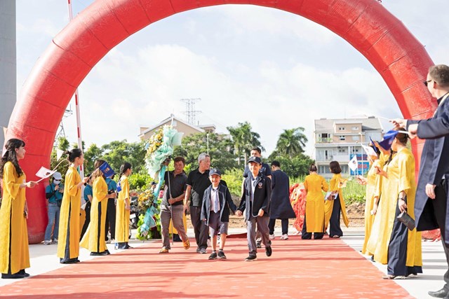 Qu&yacute; thầy c&ocirc; trường Victoria School ch&agrave;o đ&oacute;n phụ huynh v&agrave; học sinh tham dự lễ kh&aacute;nh th&agrave;nh.