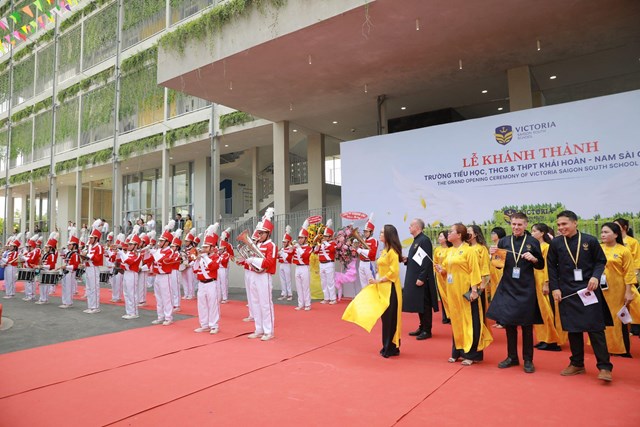 To&agrave;n thể học sinh v&agrave; gi&aacute;o vi&ecirc;n thực hiện nghi thức Thượng Cờ trong ng&agrave;y kh&aacute;nh th&agrave;nh trường. &nbsp;