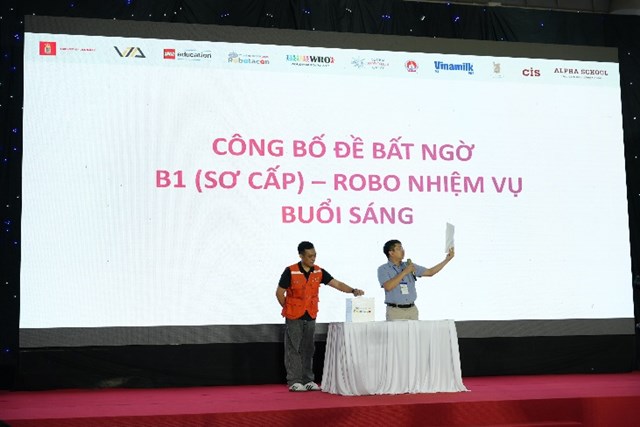 Ban gi&aacute;m khảo c&ocirc;ng bố một số nhiệm vụ bất ngờ d&agrave;nh cho robot thực hiện, m&ocirc; phỏng hoạt động tại nh&agrave; m&aacute;y, trang trại Vinamilk &nbsp;