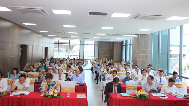 C&aacute;c đại biểu tiến h&agrave;nh biểu quyết tại Đại hội