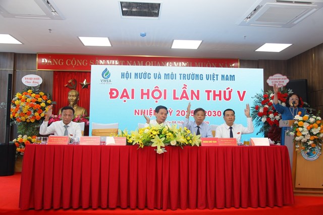 Đo&agrave;n Chủ tịch biểu quyết tại Đại hội