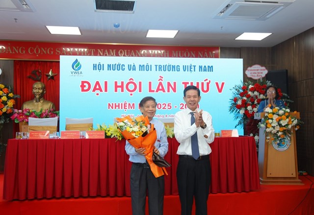 &Ocirc;ng Chu Phạm Ngọc Hiển tặng hoa vinh danh &ocirc;ng Nguyễn Xu&acirc;n Lai - Tổng thư k&yacute; Hội nhiệm kỳ IV đ&atilde; c&oacute; nhiều đ&oacute;ng g&oacute;p cho sự ph&aacute;t triển của Hội