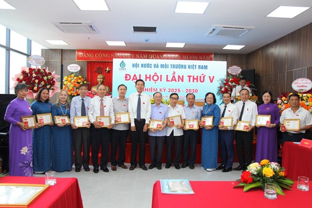 &Ocirc;ng Chu Phạm Ngọc Hiển tặng kỷ niệm chương V&igrave; sự nghiệp Nước sạch v&agrave; M&ocirc;i trường cho c&aacute;c c&aacute; nh&acirc;n v&igrave; c&oacute; nhiều đ&oacute;ng g&oacute;p cho Hội trong nhiều năm qua.