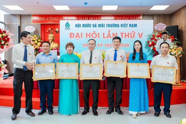 &Ocirc;ng Chu Phạm Ngọc Hiển tặng bằng khen cho c&aacute;c Tập thể ho&agrave;n th&agrave;nh tốt nhiệm vụ trong nhiệm kỳ IV