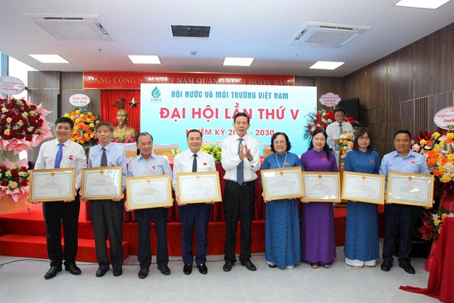 &Ocirc;ng Chu Phạm Ngọc Hiển tặng bằng khen cho c&aacute;c c&aacute; nh&acirc;n ho&agrave;n th&agrave;nh tốt nhiệm vụ trong nhiệm kỳ IV