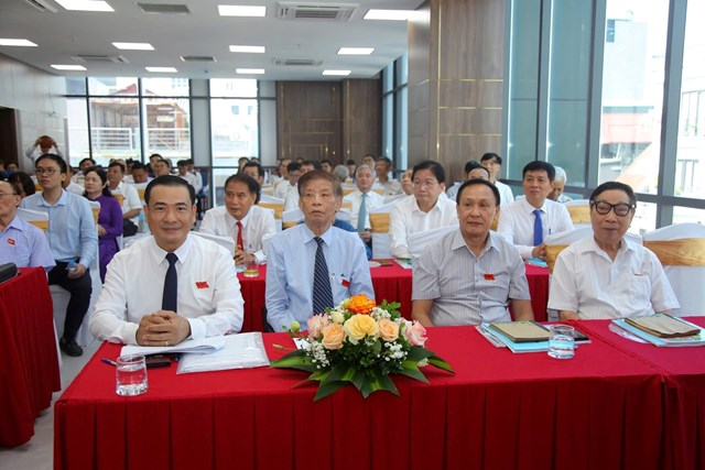 &Ocirc;ng Nguyễn Văn To&agrave;n - Ph&oacute; chủ tịch Hội, Tổng bi&ecirc;n tập Tạp ch&iacute; M&ocirc;i trường v&agrave; Cuộc sống; &Ocirc;ng Nguyễn Xu&acirc;n Lai - Tổng Thư k&yacute; Hội (từ tr&aacute;i qua), &ocirc;ng Nguyễn Đức Thắng - nguy&ecirc;n Ph&oacute; Chủ tịch Hội (thứ 3 tứ tr&aacute;i qua), &ocirc;ng Hồ Ngọc Hải - Nguy&ecirc;n Chủ tịch Hội nhiệm kỳ II, III (ngo&agrave;i c&ugrave;ng b&ecirc;n phải)