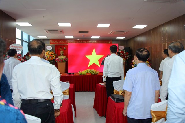 Đại biểu l&agrave;m lễ Ch&agrave;o cờ
