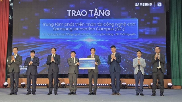 Đại diện Samsung Việt Nam thực hiện nghi thức trao tặng Trung t&acirc;m Ph&aacute;t triển nh&acirc;n t&agrave;i c&ocirc;ng nghệ cao Samsung Innovation Campus tại Th&aacute;i Nguy&ecirc;n &nbsp;