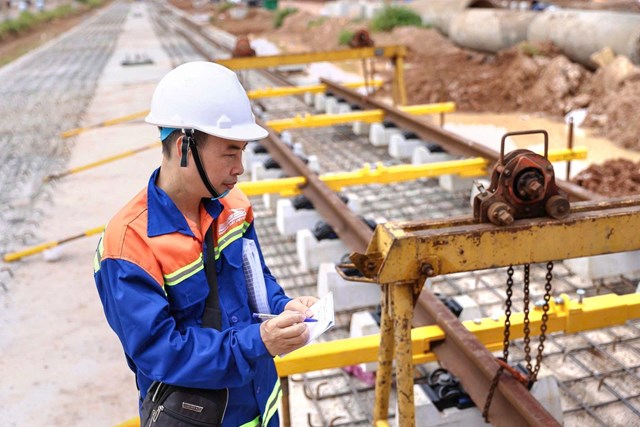 Tuyến t&agrave;u điện LRT Ph&uacute; Quốc đ&atilde; bắt đầu lắp ray hiệu chuẩn từ ng&agrave;y 11/8. &nbsp;