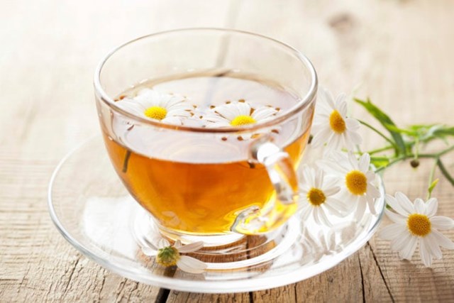 Với hương vị nhẹ nhàng và những lợi ích đáng kể cho sức khỏe, trà hoa cúc trở thành lựa chọn lý tưởng để tận hưởng những khoảnh khắc tĩnh lặng và ấm áp trong mùa thu. Ảnh minh họa