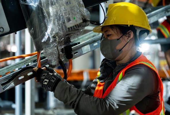 Hơn 200 c&ocirc;ng nhận được huy động l&agrave;m việc ng&agrave;y đ&ecirc;m &nbsp;